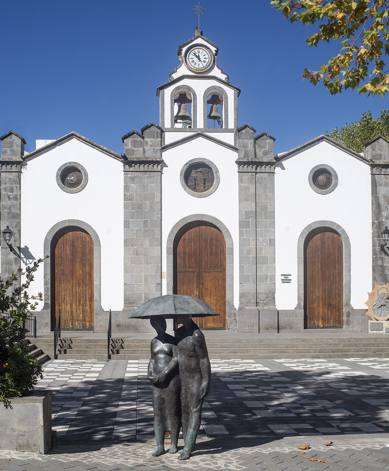 Pareja-bajo-el-paraguas.-2022